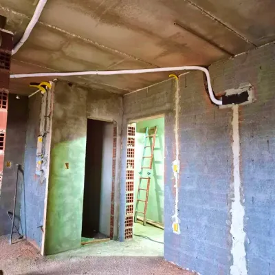 Infraestrutura elétrica instalada em ambiente interno ainda em obra.