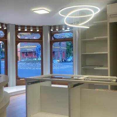 Ambiente interno com projeto de iluminação instalado.
